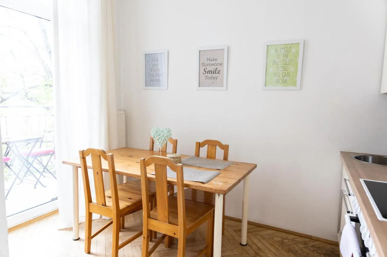 Moonlight Apartment With Porch Near Schoenbrunn And Westbahnhof ウィーン 0*,  オーストリア