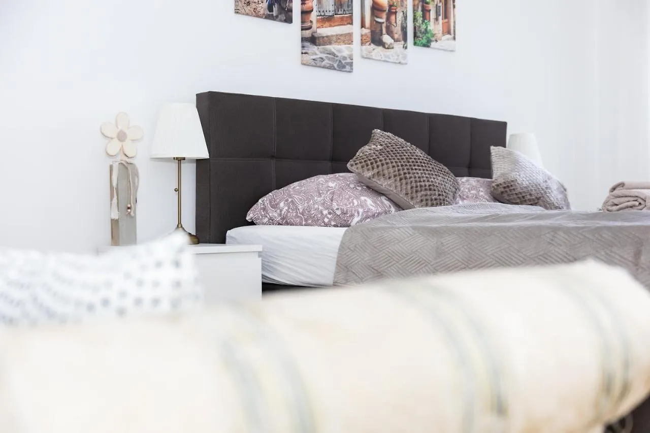 Moonlight Apartment With Porch Near Schoenbrunn And Westbahnhof ウィーン