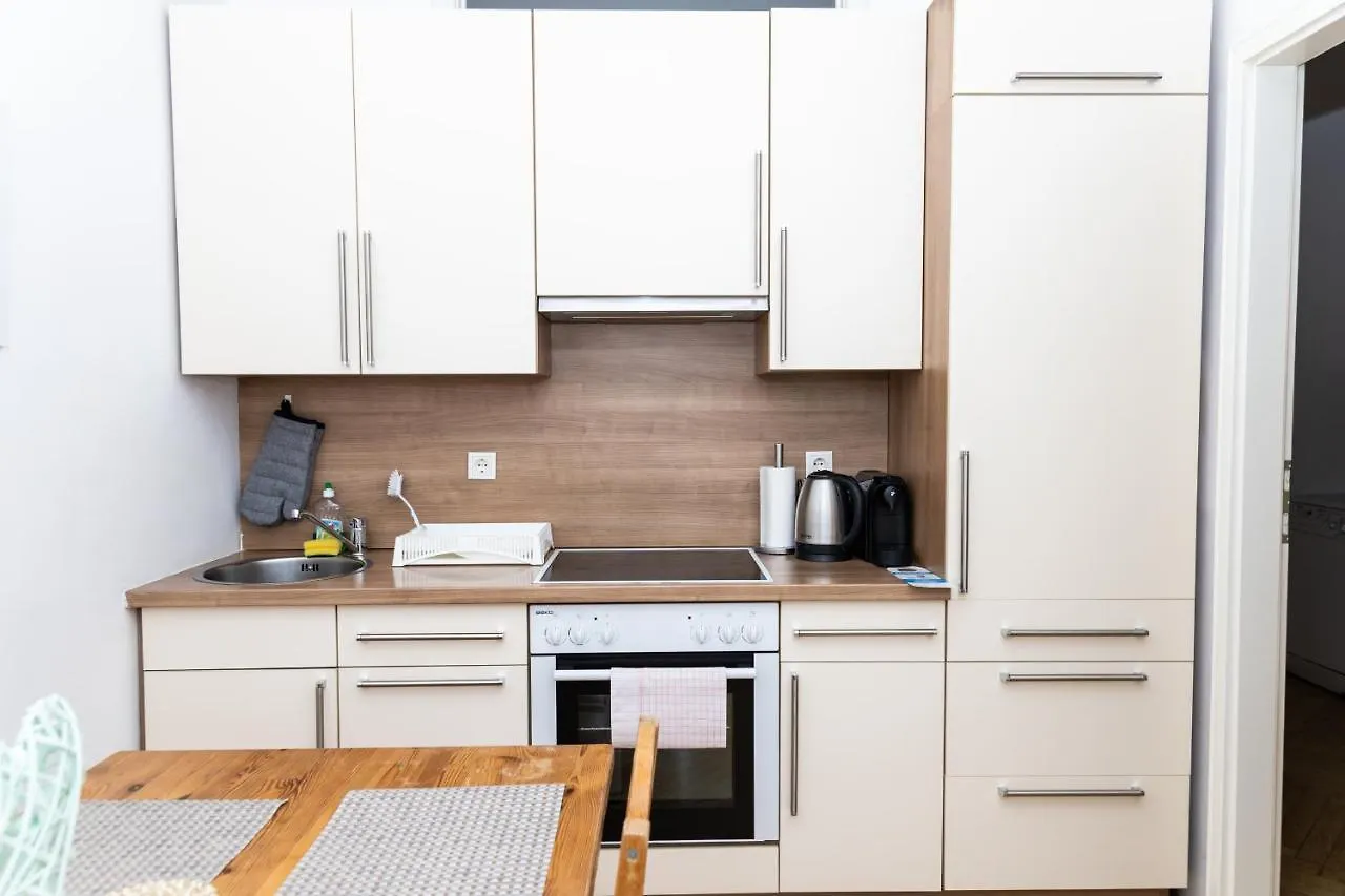 Moonlight Apartment With Porch Near Schoenbrunn And Westbahnhof ウィーン 0*,